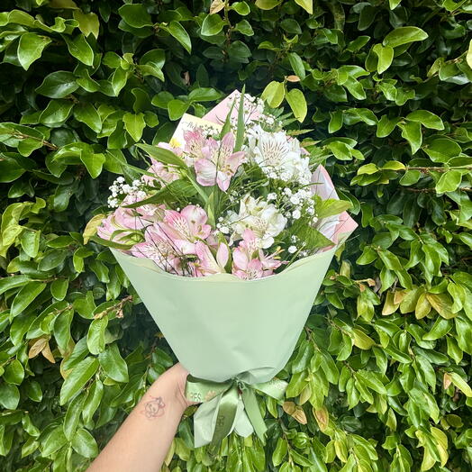 Graciosas Astromelias Brancas e Rosas