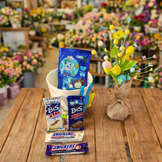 Cesta de Pascoa com chocolates e enfeite decorativo
