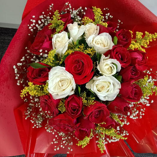 Buquê de Rosas Vermelhas e Brancas