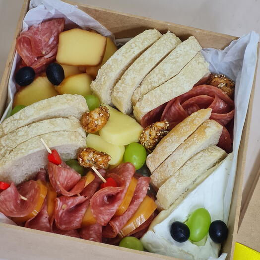 Caixa com Pães,Frios e Frutas