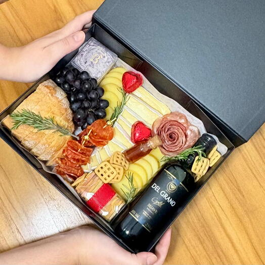 Caixa Preta Grazing Food com Queijos, Frios e Mini Vinho