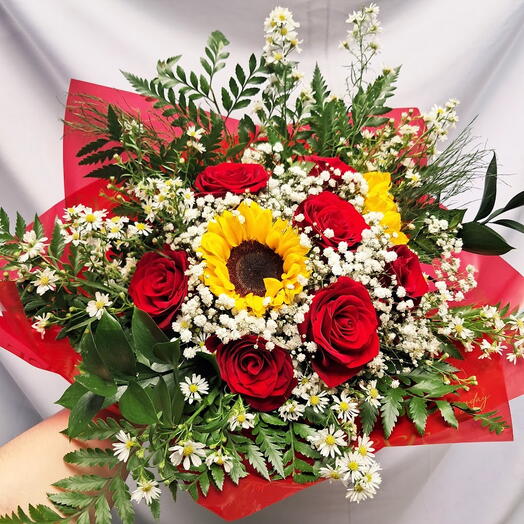 Buquê Premium de 7 Rosas Importadas e 2 Girassois