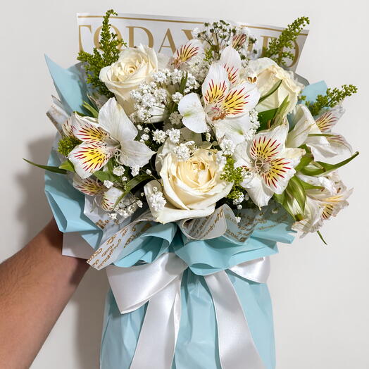 Buquê de Rosas e Astromelias Branco