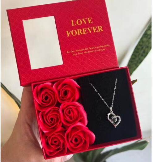 Presente caixa + colar eu te amo 100 idiomas