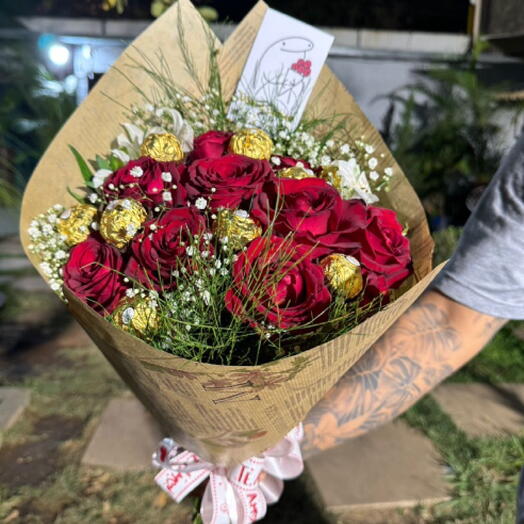 Buquê Com 10 Rosas e 10 Ferrero Rocher