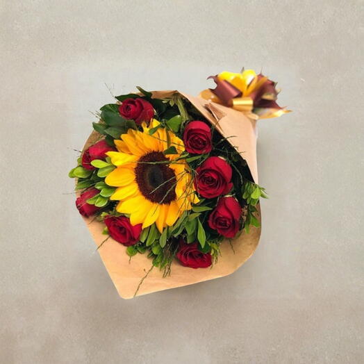 Buquê de Rosas Vermelhas com 1 Girassol