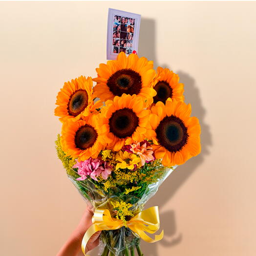 Buque Grande com Girassois e Flores do Campo