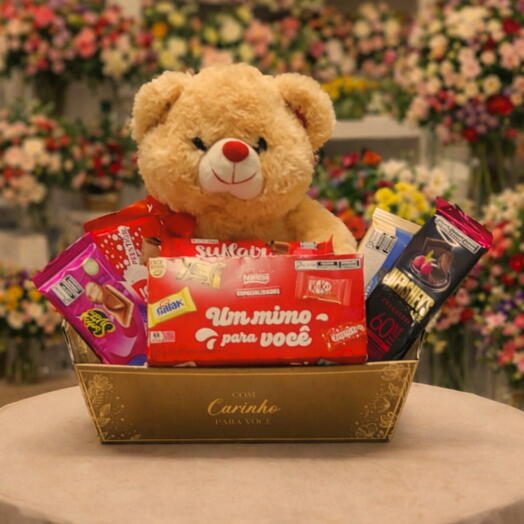 Cesta com carinho com  chocolates e urso de pelucia