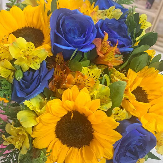 Buque Vip com 6 Girassois e 6 Rosas Azuis