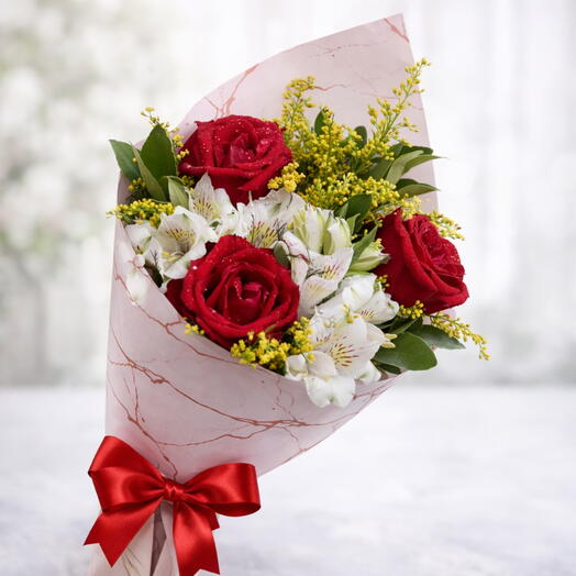 Buquê Trio de Rosas e Astromelias
