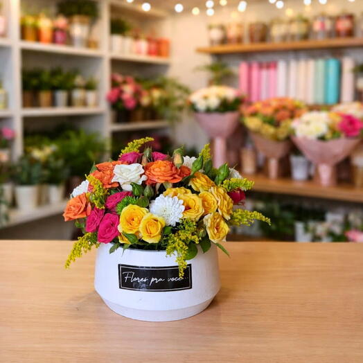 Arranjo no Vaso  Branco com Flores Naturais Variadas