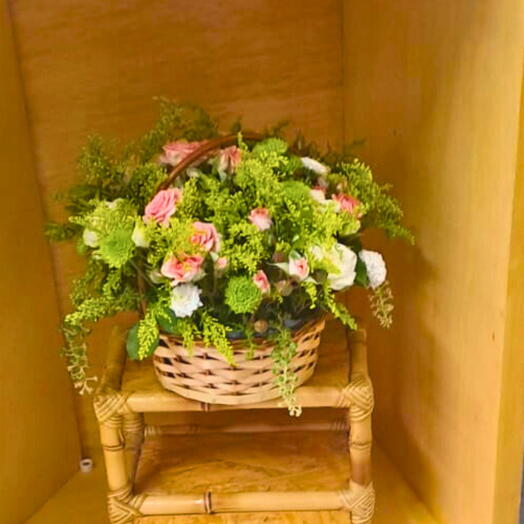 Cesta de vime com flores variadas naturais