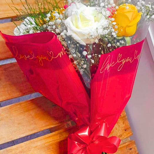 Bouquet romântico com rosas coloridas