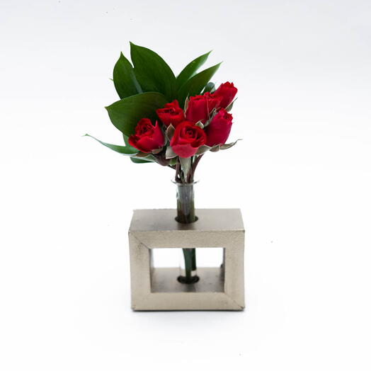 Cubo Dourado com Flores Vermelhas – Nicki