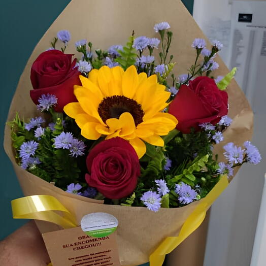 Buquê Com 3 Rosas e 1 Girassol