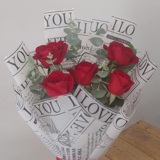 Buquê Moderno com 5 Rosas Vermelhas