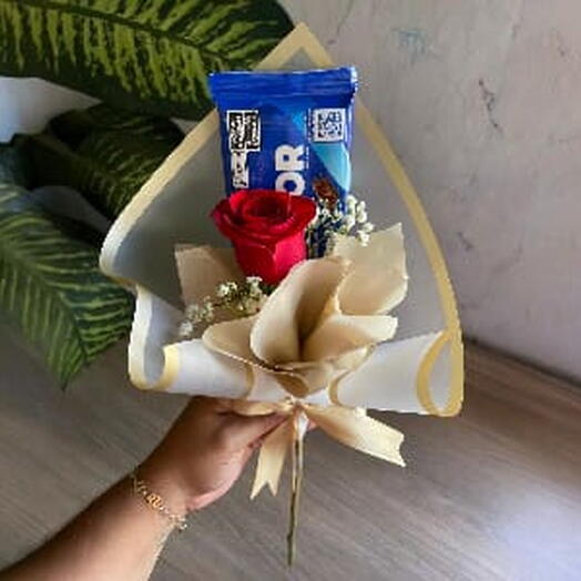 Rosa solitaria com barra de chocolate