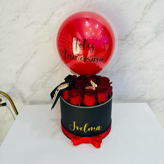 Rosas vermelhas na caixa com balão