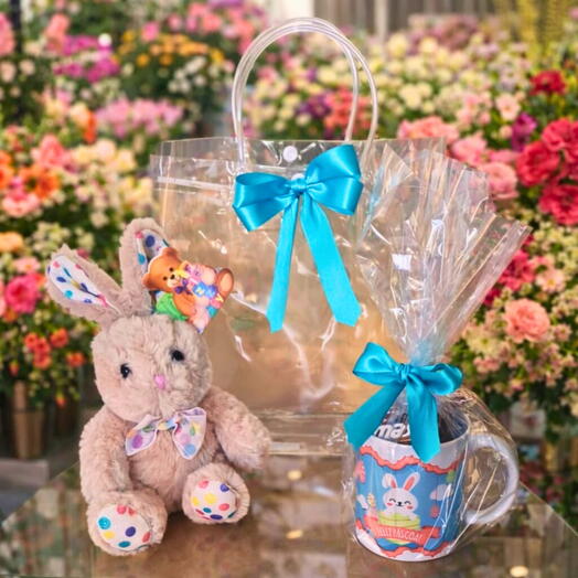 Sacolinha com Coelho de Pelucia e Caneca com Bombons