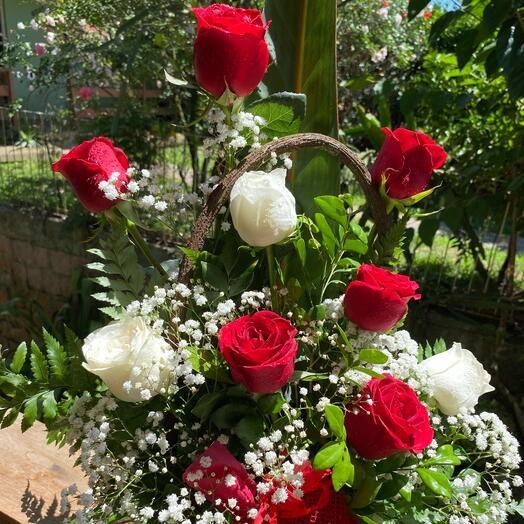 Cesta de rosas brancas e vermelhas