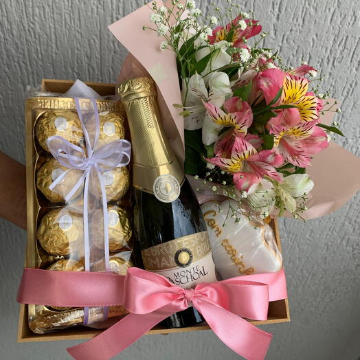 Cesta com espumante, chocolates e flores