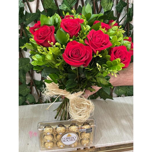 Buquê com 12 Rosas Vermelhas com Ferrero Rocher