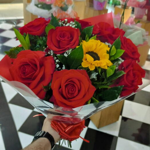 Elegante Buquê De 8 Rosas Colombianas   1 Girassol