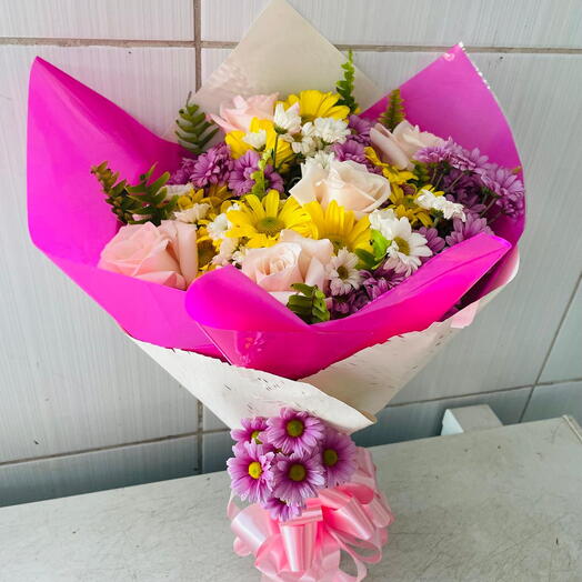 Buquê de Rosas com Flores do Campo