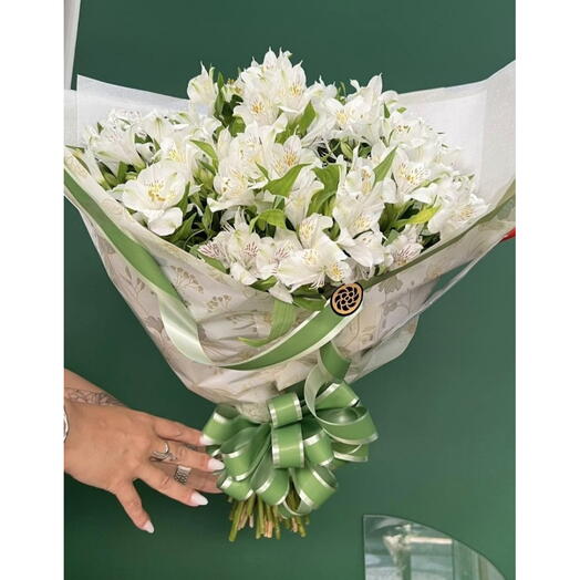 Buque de Astromelias Brancas