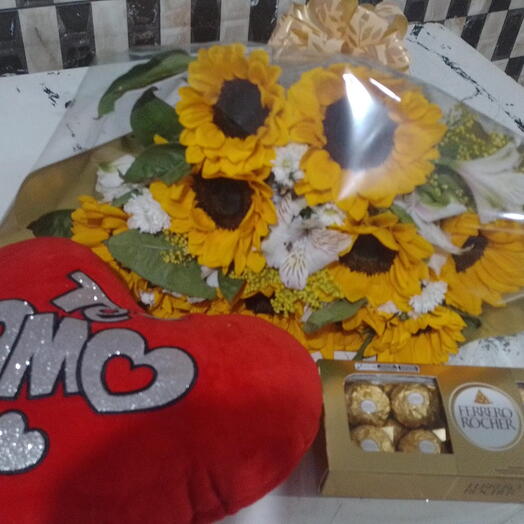 Buquê de Girassois com Coração de Pelucia e Chocolate