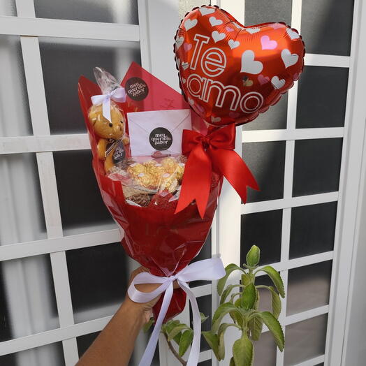Buquê de chocolate com morangos e Ferrero Rocher  Encanto + Pelucia, Balão coração e Bilhete