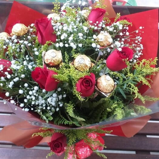 Buquê de rosas vermelhas com 8 ferreiro Rocher