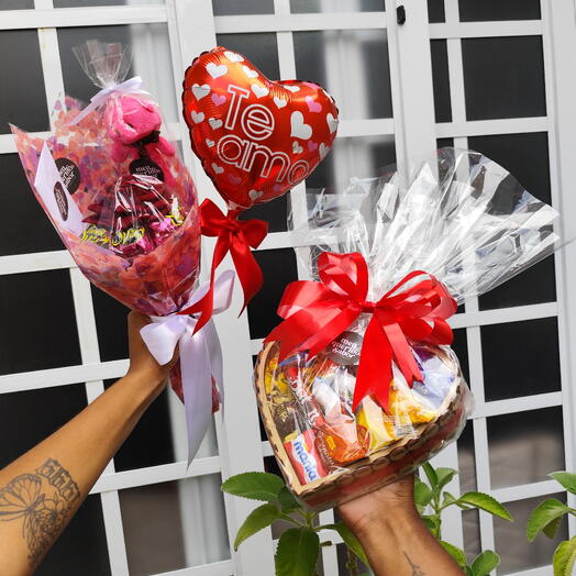 Buquê de bombons sonho de valsa ou ouro branco com Rosa Mini Flor + Cesta de chocolate em coração