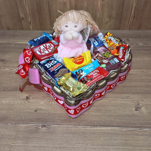 Cesta Coração com Boneca e Recheada de Chocolates