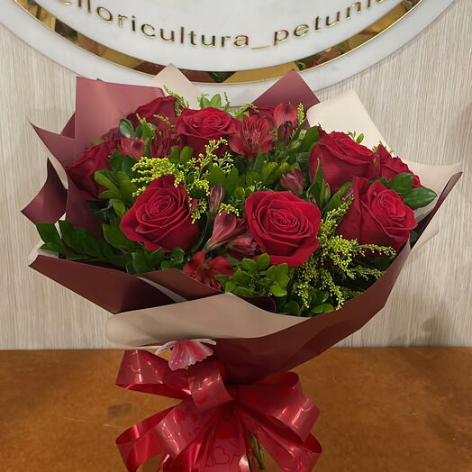 Buquê com com 8 Rosas Vermelhas com Todo Acabamento