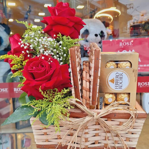 Cesta Piquenique C/ Arranjo de 3 Rosas e Ferrero rocher 100g
