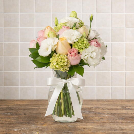 Arranjo de Cravinas e Lisianthus em Vaso de Vidro | La Floricultura