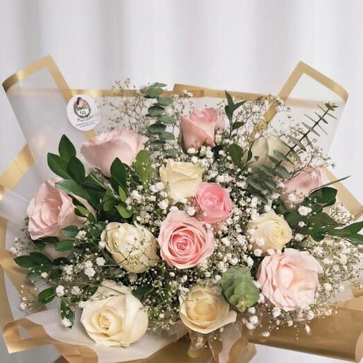 Buquê de 12 Rosas Brancas e Rosadas