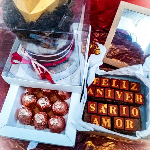Caixa de doces com bolo e coração de chocolate recheado