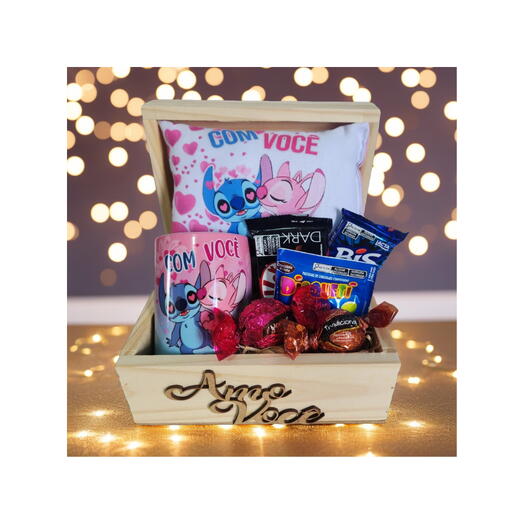 Cesta Chocolates  "Amo Você" com Caneca e Almofada "Com Você" Stitch