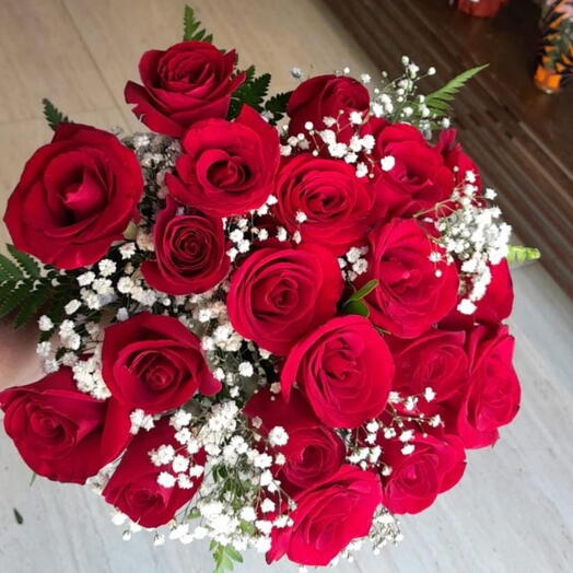 Buquê de 20 Rosas Vermelhas e Gypson