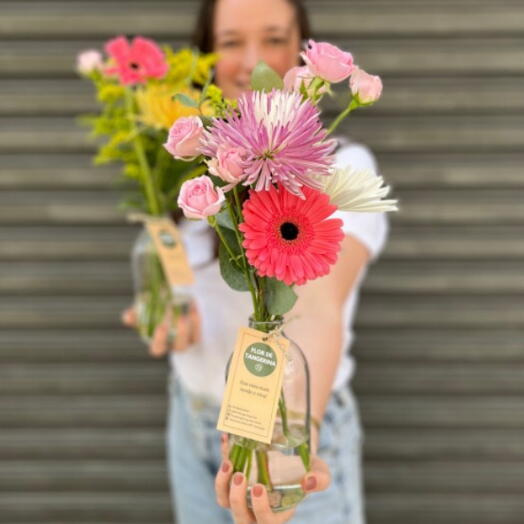 Garrafa Floral com Flores da Estação - Escolha da Florista