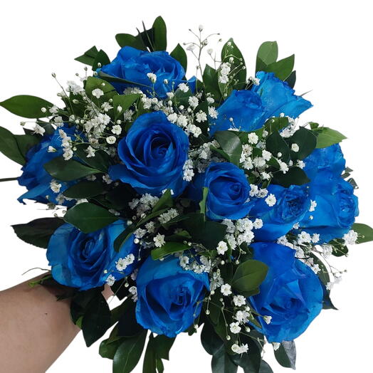 Buque de 12 rosas brancas  tingida de azul