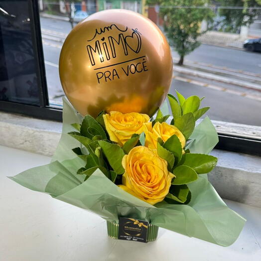 MIMO COM 3 ROSAS AMARELAS E BALÃO PERSONALIZADO