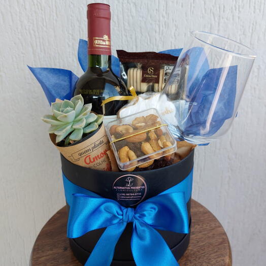 Cesta box com vinho e petiscos azul