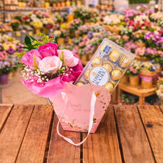 Cesta Amor Sem Fim com Rosas e Bombons Ferrero Rocher