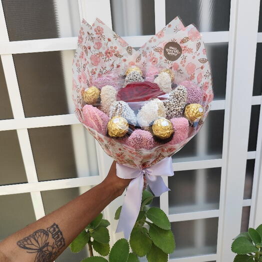 Buquê de chocolate com morangos, rosa e Ferrero Rocher Ternura + Pelucia, Balão coração e Bilhete