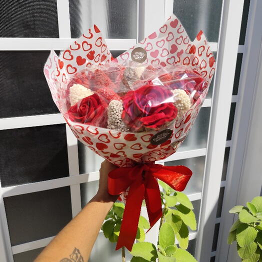 Buquê de chocolate com morangos e rosas Flor + Pelucia, Balão coração e Bilhete