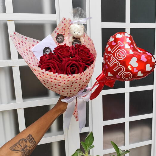 Buquê de flores permanentes –  P + Pelucia, Balão coração e Bilhete