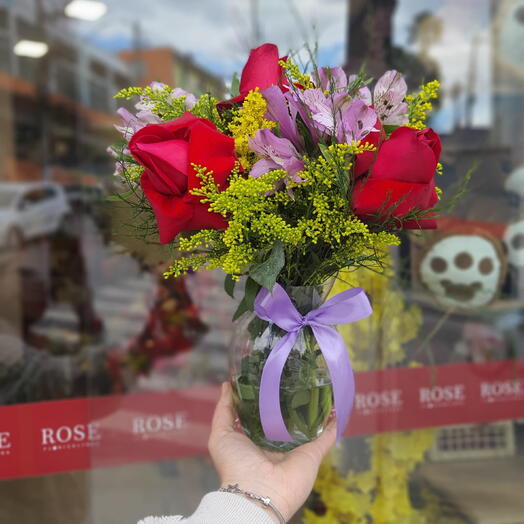 Arranjo Delicado de Rosas e Astromelias no Vaso
